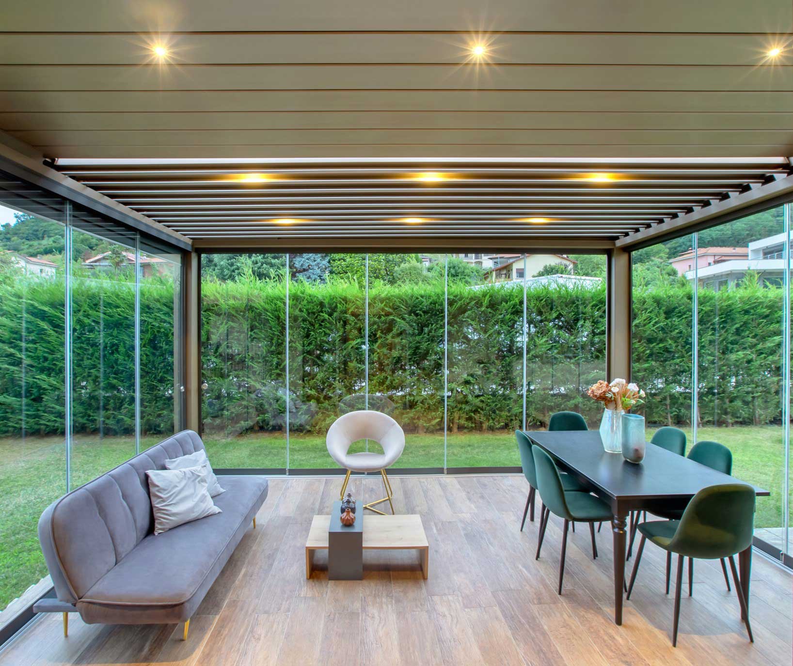 pergola bioclimatica per esterno con chiusura a vetrate